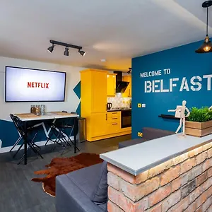 Apartment Funky - Secure Parking - Wifi - Sleeps 6 - No Parties